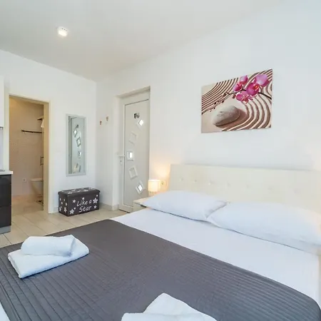 Carlotta Apartment *